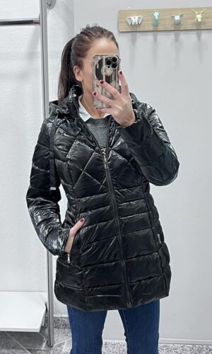 abrigo acolchado en negro metalizado con capucha desmontable
