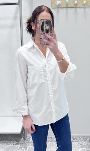 camisa larga blanca con bolsillo básica