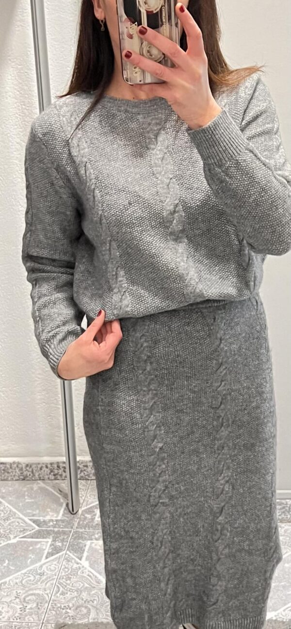 conjunto de punto gris compuesto por falda y jersey