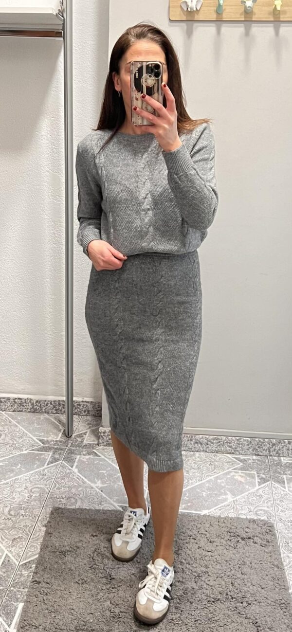 conjunto de punto gris compuesto por falda y jersey